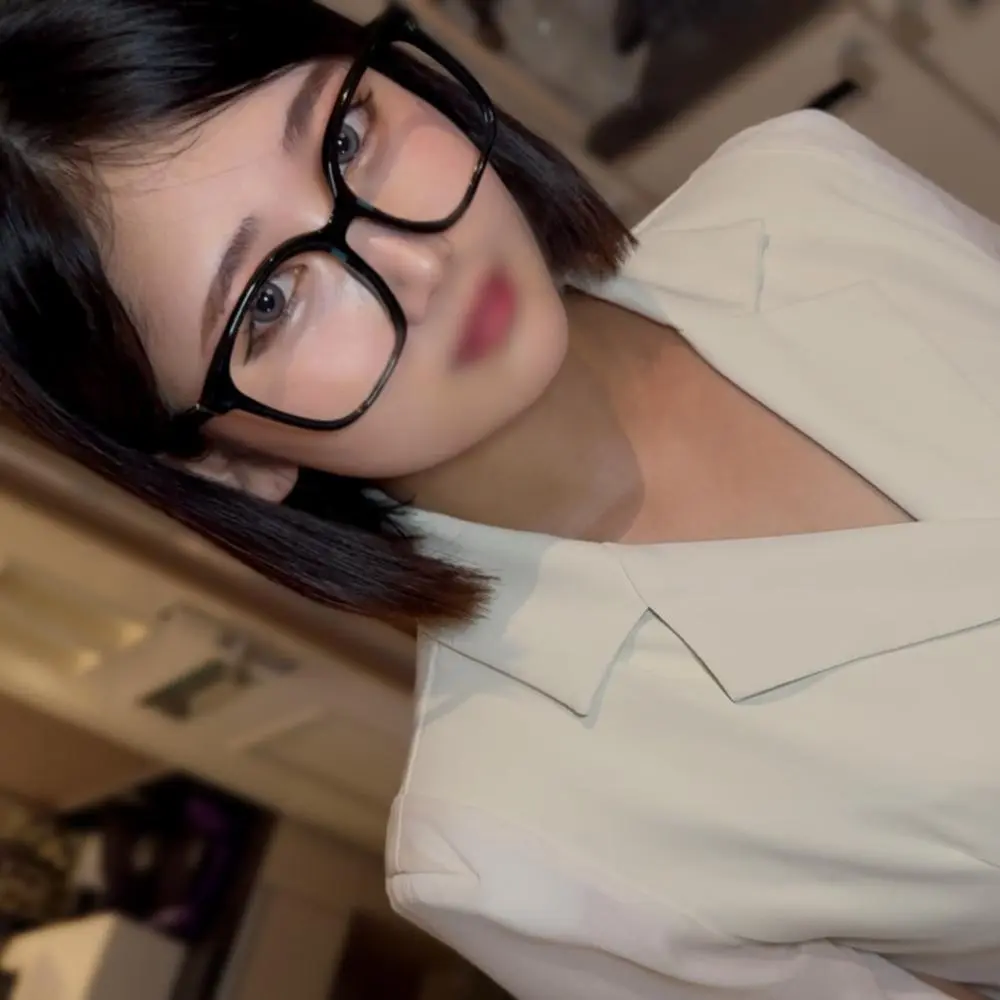 FC2-PPV-4770863 FC2-PPV-4770863 【無】 知的すぎる黒髪巨乳秘書！！突くたび波打つデカ神尻！！イキ乱れるおとなしめインテリFカップ美女に大量種付け！！